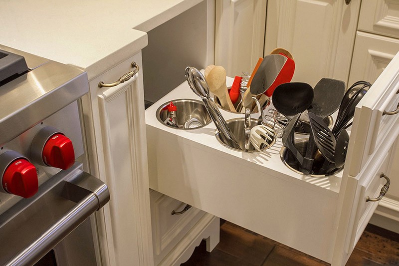 Хранение инструментов на кухне в выдвижном ящике