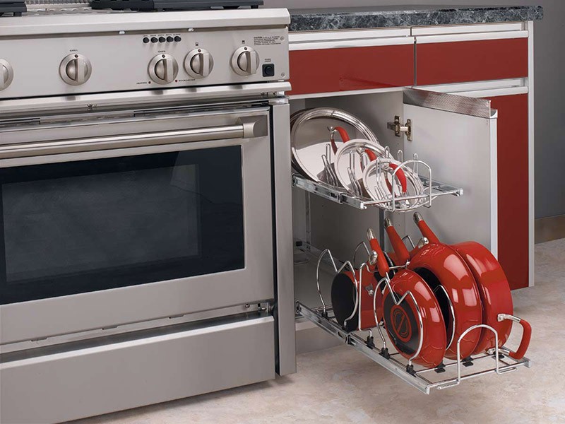 Хранение сковород в выдвижной системе 