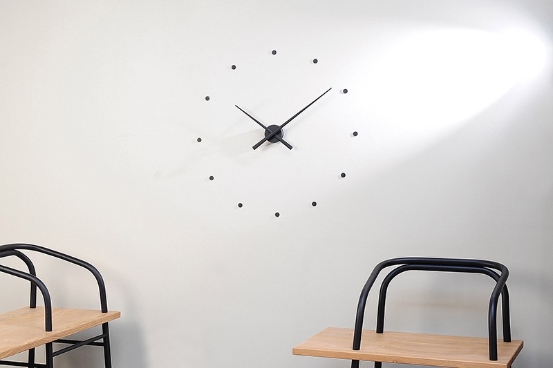 Конструкция часов на кухне с выкладкой на стене