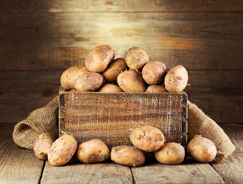 Картофель в деревянном ящике