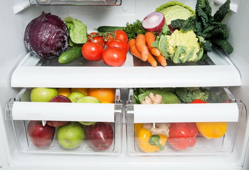 Овощи лежат в холодильнике на полке