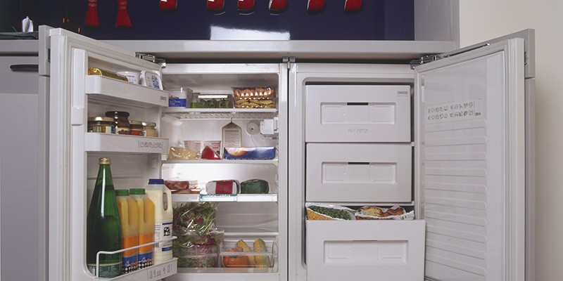 Горизонтальный маленький холодильник под столешницей