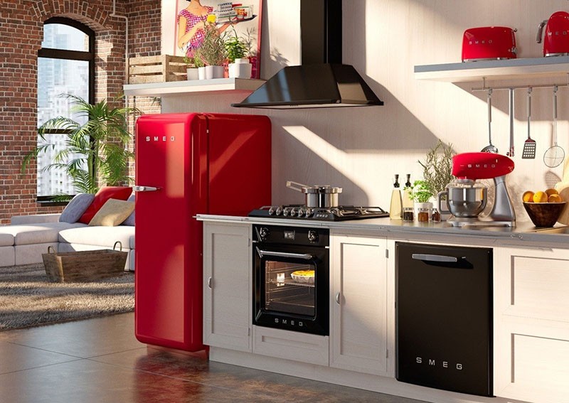 Красный холодильник на открытом пространстве между кухней и гостиной