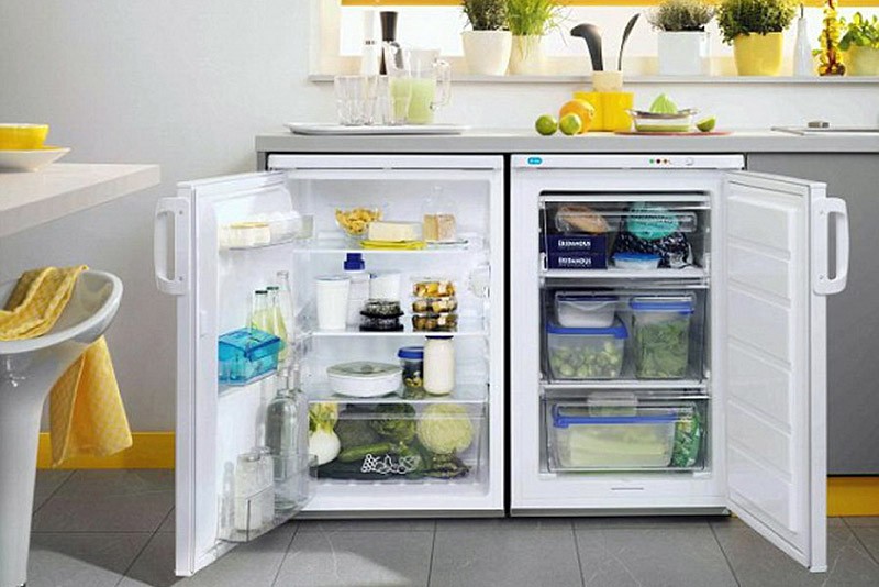 Мини-холодильник и мини-морозилка под подоконником