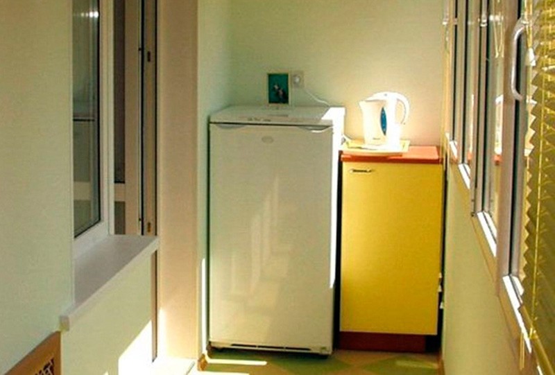 Небольшой холодильник на балконе