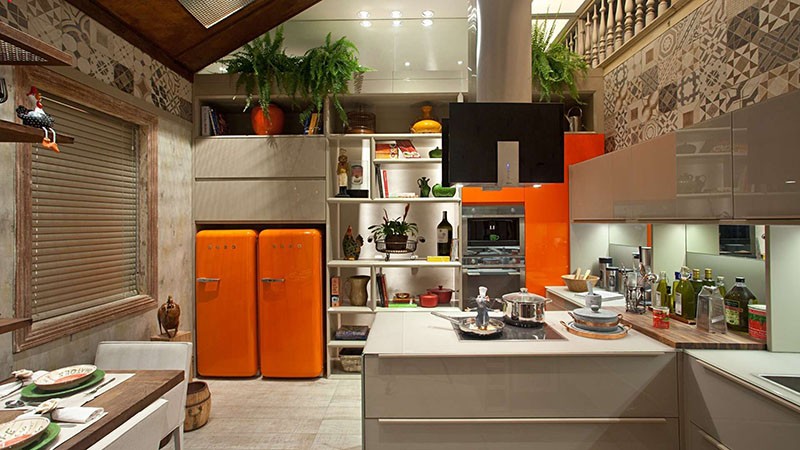 Два оранжевых холодильника стоят в нише стены