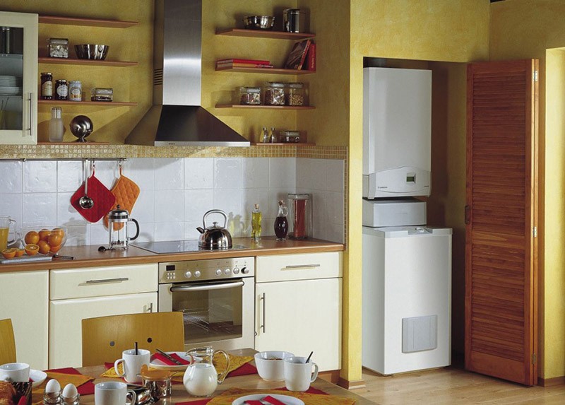 Система автономного отопления в нише кухни за дверью