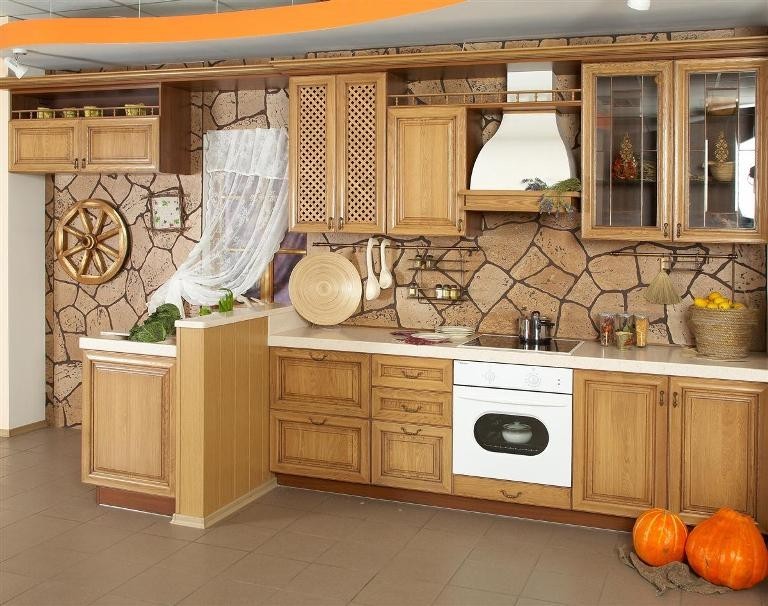 Кухня с фасадами из дерева