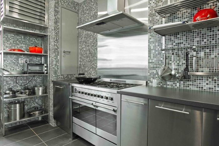 Кухня с отделкой из металлической мозаики
