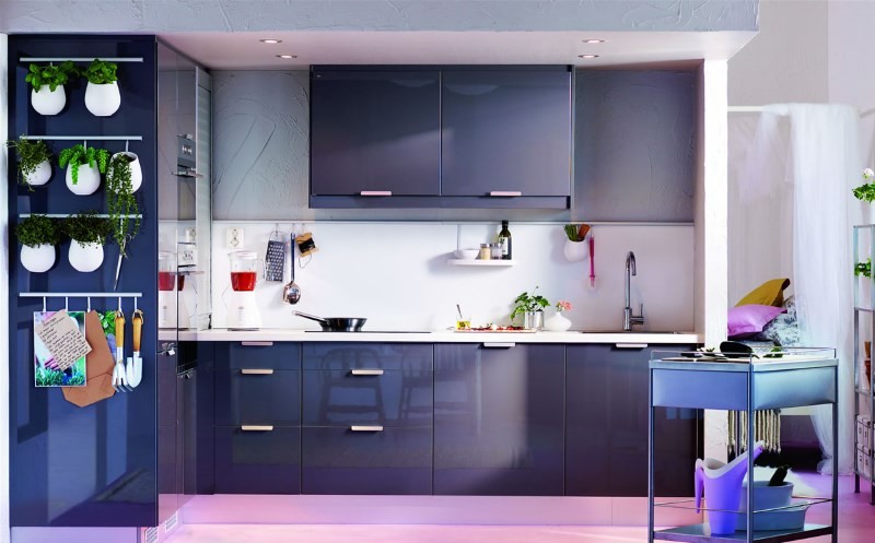 Модная кухня фиолетового цвета