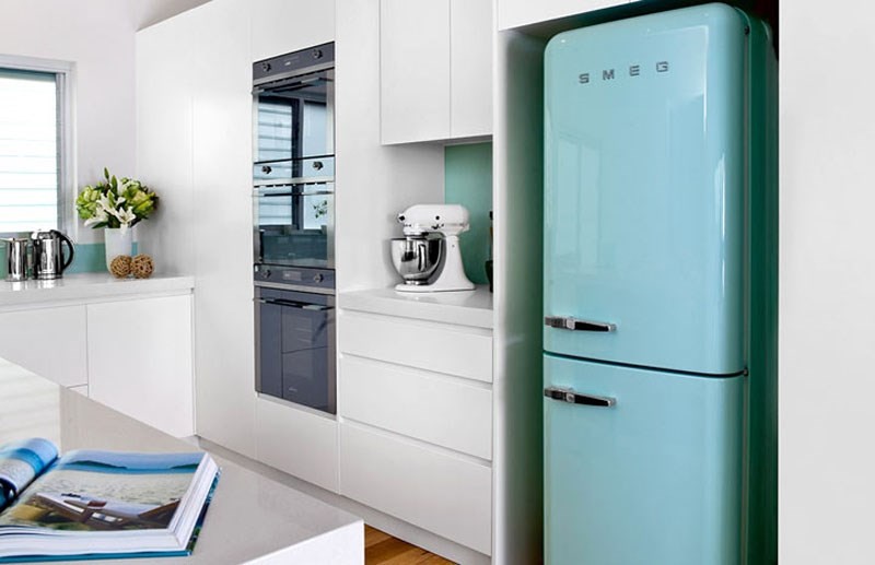 Голубой холодильник на кухне