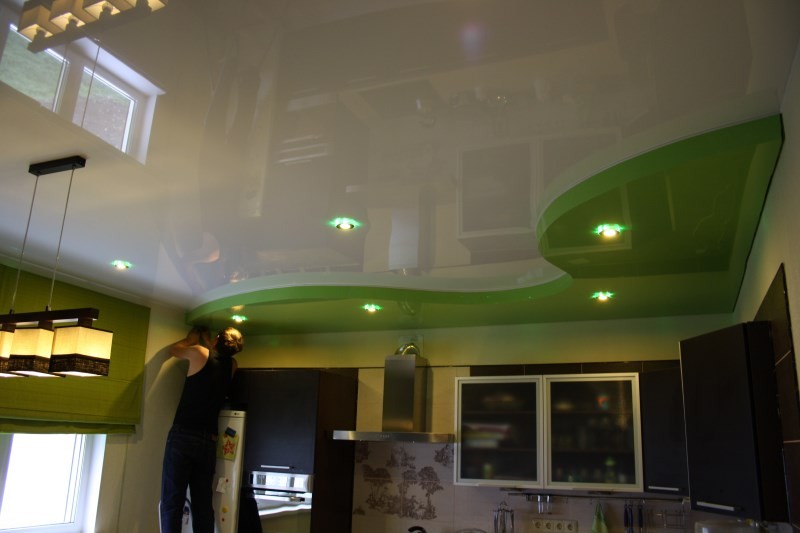 Натяжной потолок с подсветкой на кухне