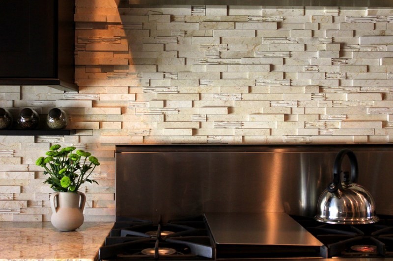 Дизайн кухонных стен с помощью камня