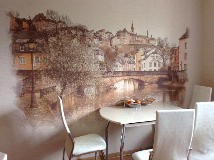 Картина, нарисованная на кухонной стене