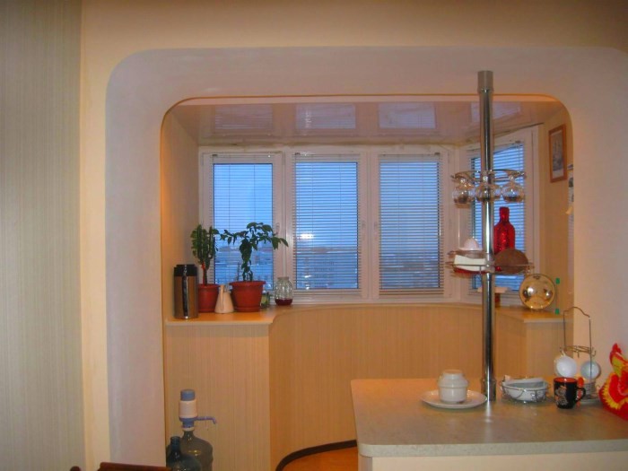 Кухня, объединенная с балконом