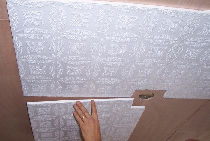 Приклеивание потолочной плитки начинается от центра потолка