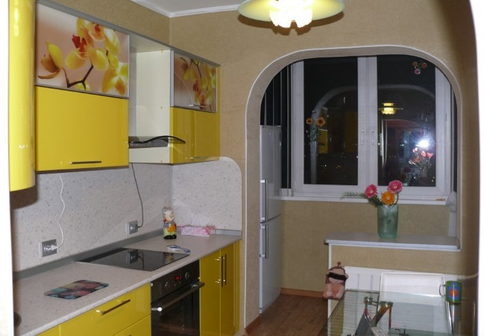 Малогабаритная кухня, объединенная с балконом