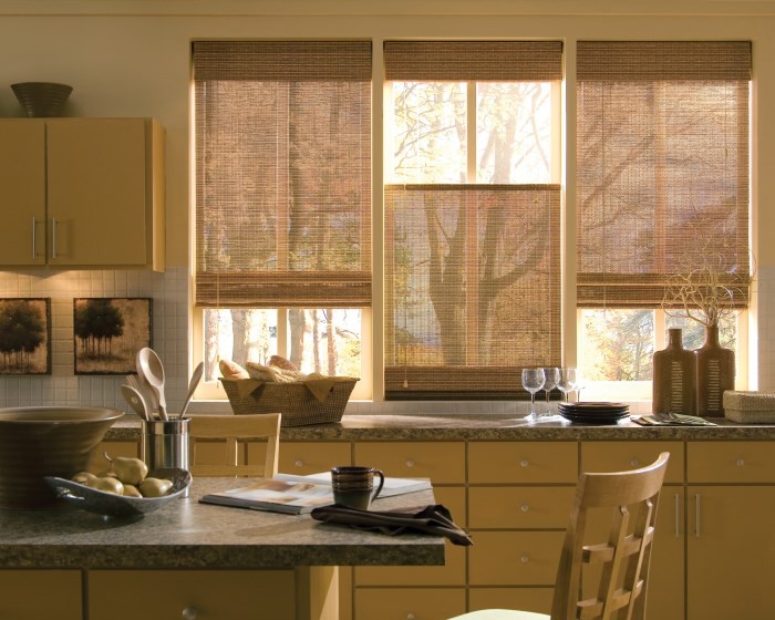 Окна со шторами на кухне