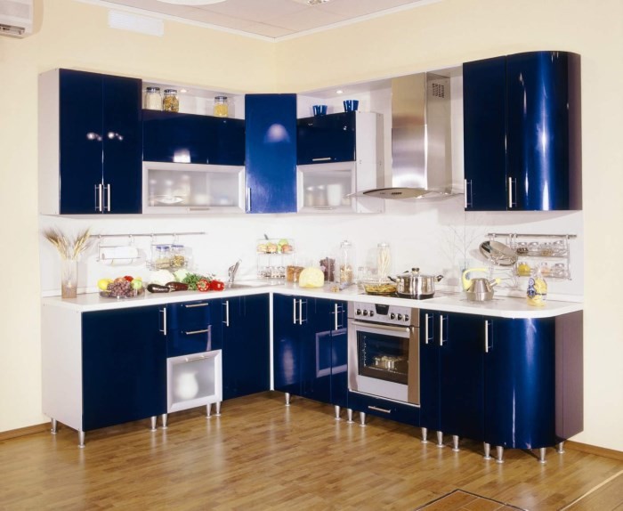 Синий глянцевый угловой гарнитур на кухне