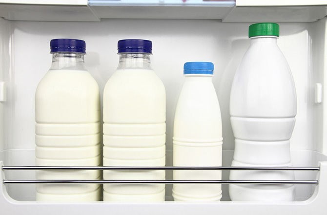 Молоко в холодильнике