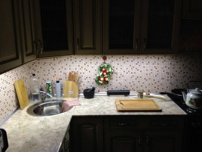 Рабочий стол на кухне с подсветкой