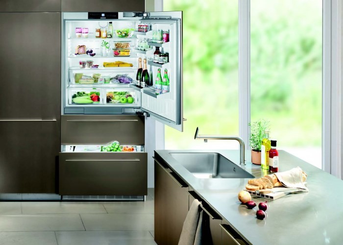 Бытовой холодильник на кухне