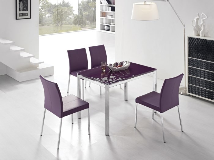 Кожаные фиолетовые стулья