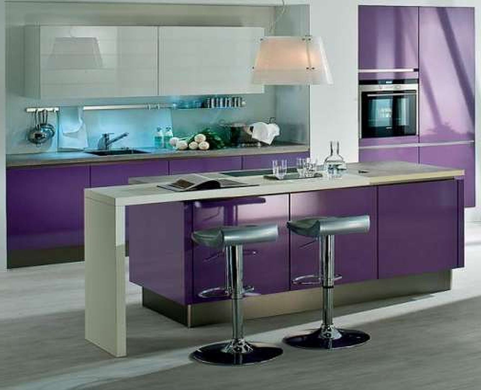 Стойка для кухонного гарнитура. Кухни с барной стойкой. Фиолетовая кухня. Кухня в фиолетовом цвете. Кухонный гарнитур с барной стойкой.