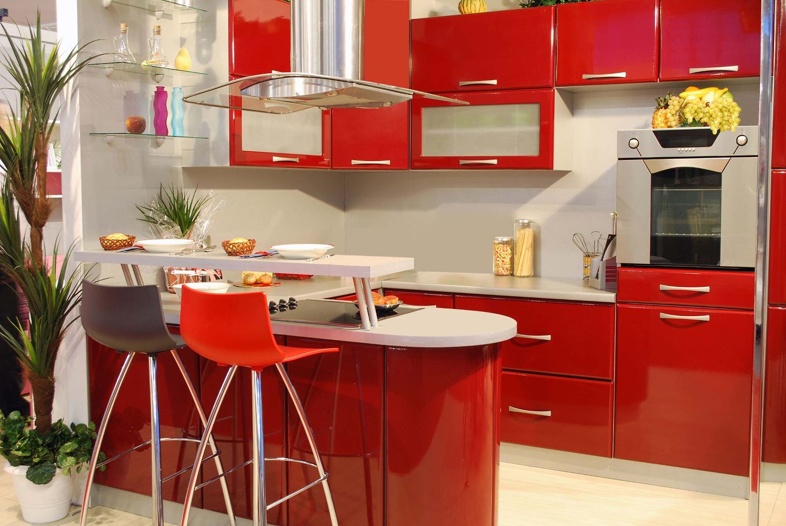 Какие бывают русские кухни. Яркий кухонный гарнитур. Красные кухни. Красный кухонный гарнитур. Красивые красные кухни.