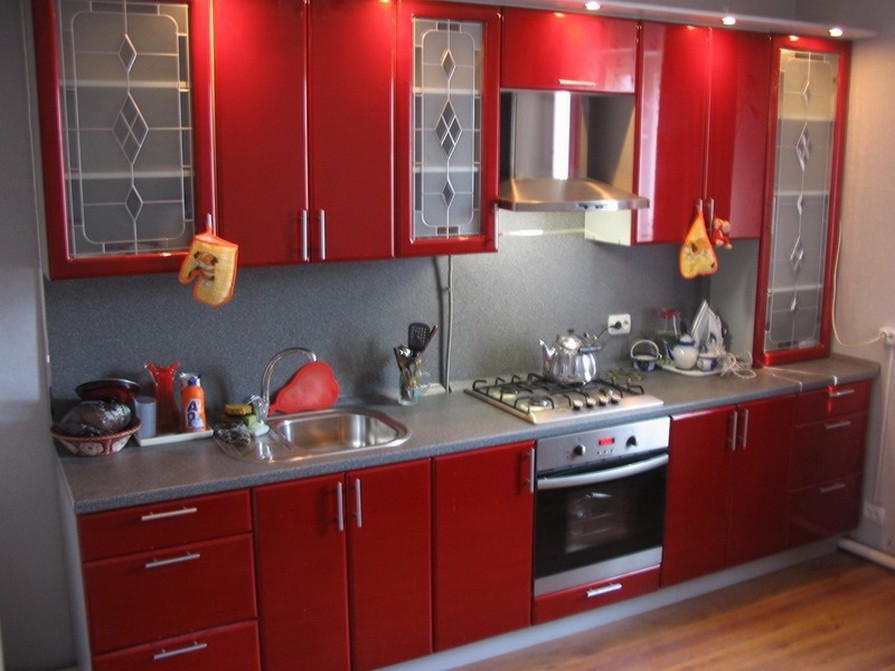 Омск куплю б у кухонный гарнитур. Красный кухонный гарнитур. Прямой кухонный гарнитур красный. Кухонный гарнитур прямой. Кухня с красной мебелью.