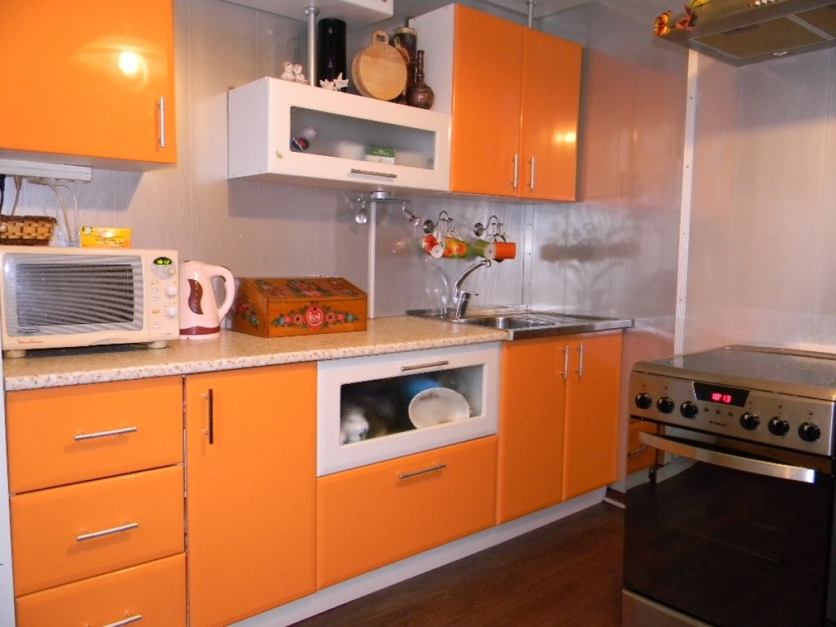 Кухня в оранжево бежевых тонах