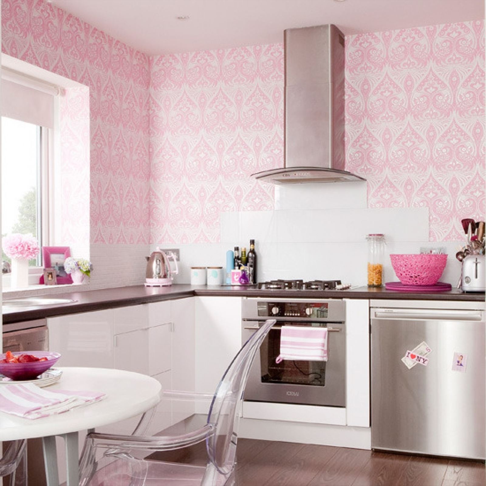 Обои в кухню спб. Розовая кухня в интерьере. В ореховом цвете кухня интерьер. Розовый цвет в интерьере кухни. Интерьер кухни в нежно розовых тонах.