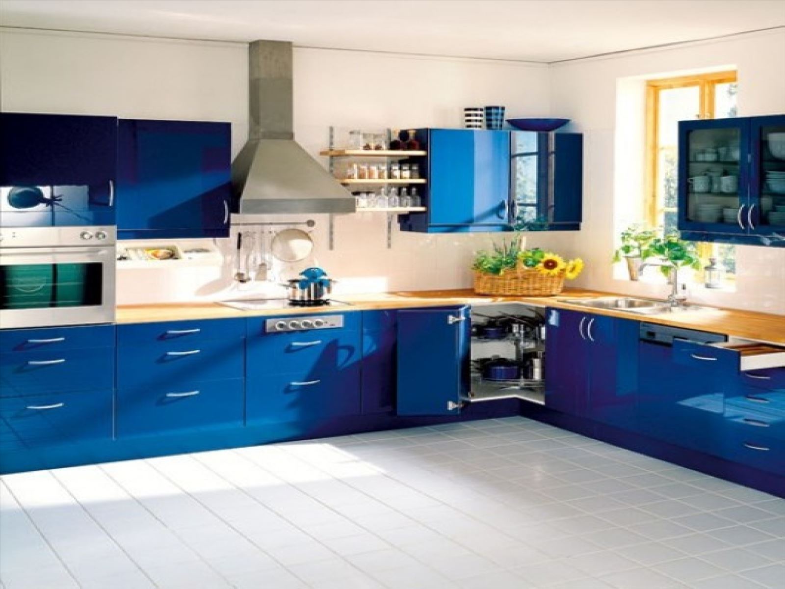 синяя мебель в интерьере кухни