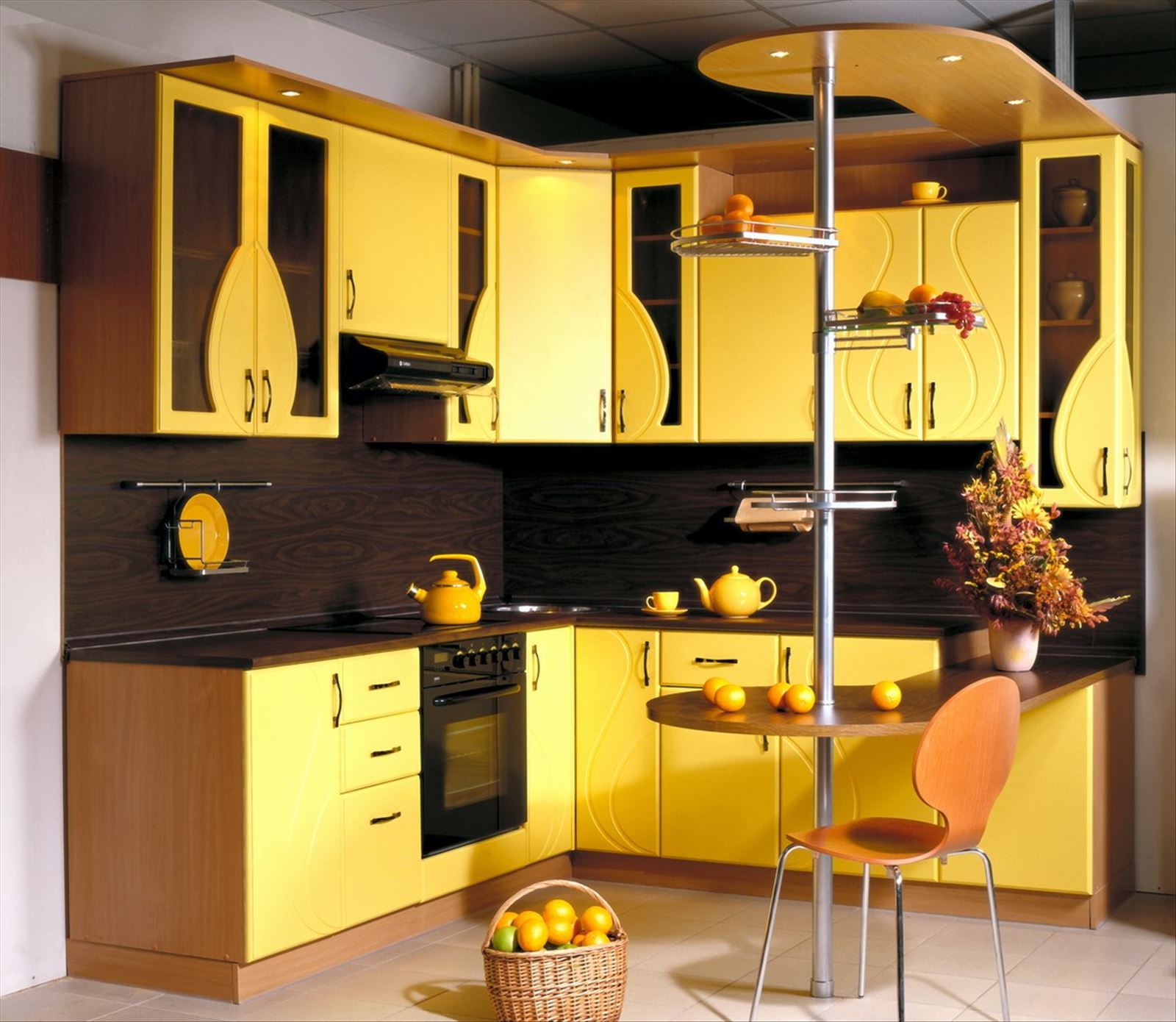 Кухни список лучших. Яркий кухонный гарнитур. Желтый кухонный гарнитур. Красивая яркая кухня. Красивые кухонные гарнитуры.