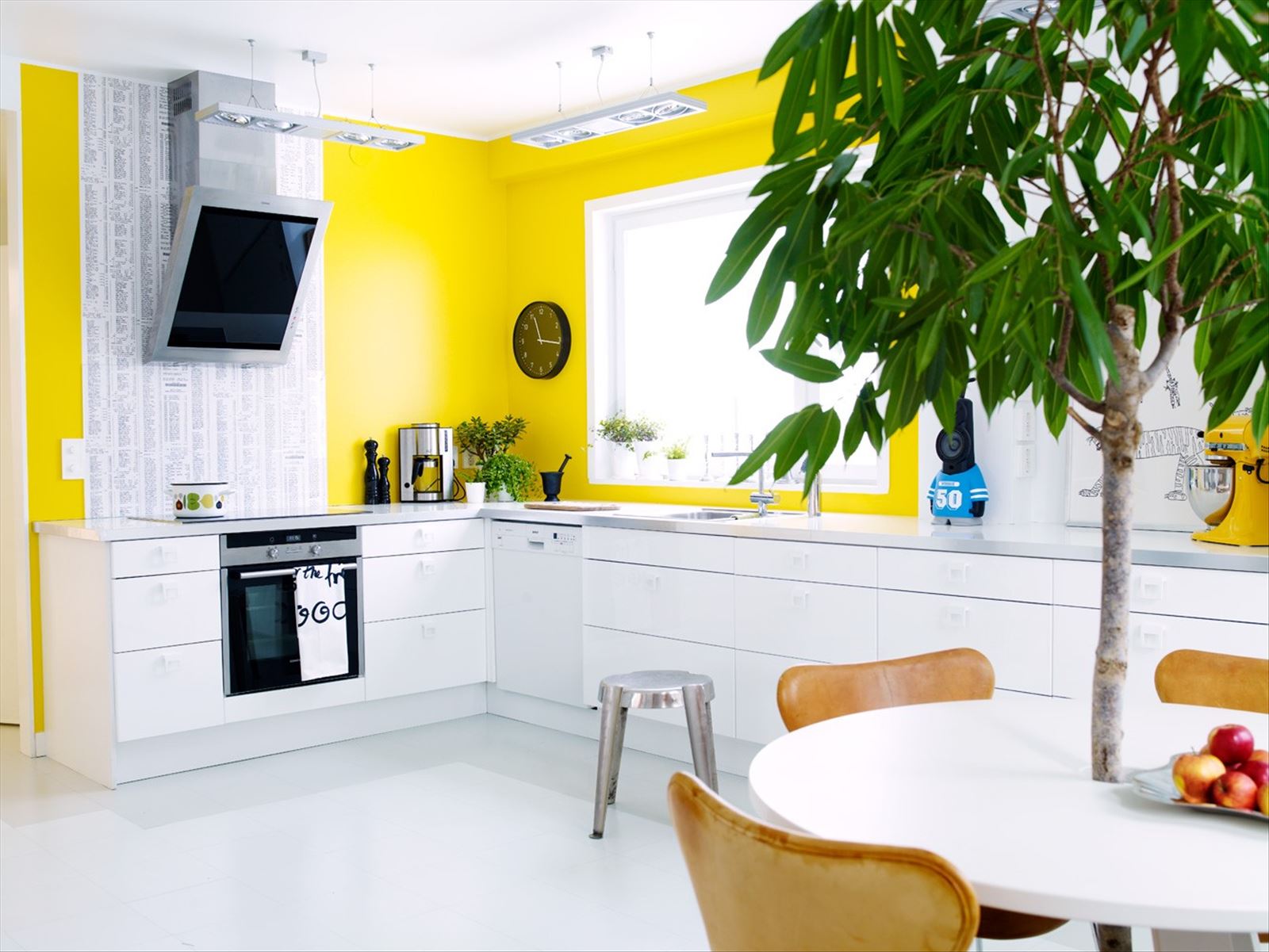 Бело желтая кухня. Желтые стены на кухне. Лимонный цвет стен на кухне. Лимонный цвет в интерьере кухни. Кухня в ярких тонах.