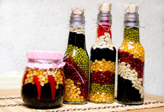 Декоративные бутылки с кукурузой, фасолью и горошком