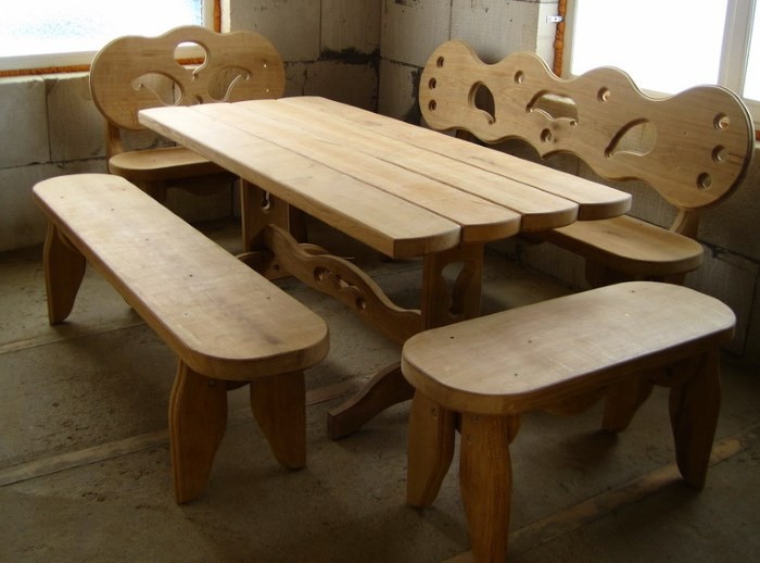 Самодельный деревянный стол