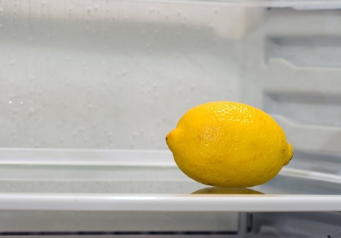 Лимон в холодильнике
