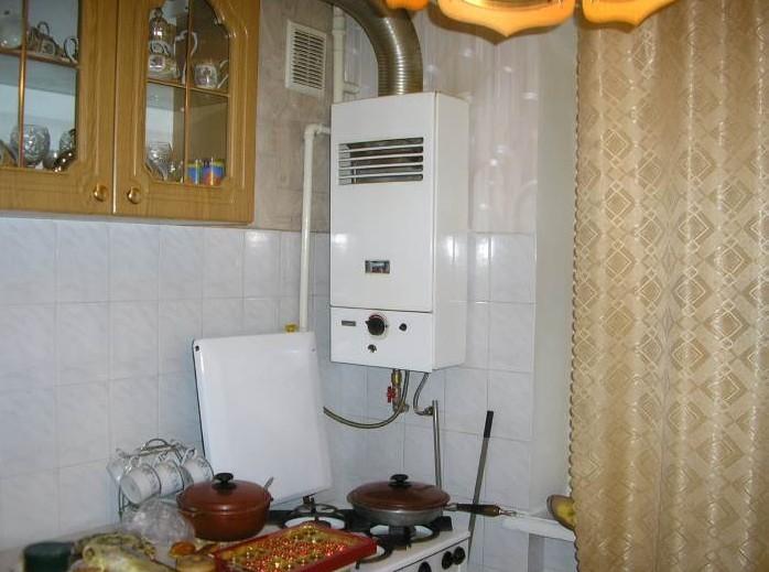 Проточный газовый водонагреватель (колонка) на кухне
