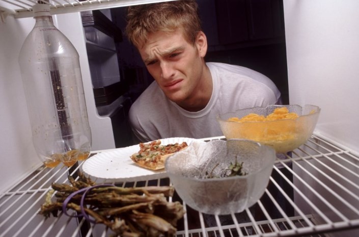 Причина запаха в холодильнике: открытые продукты