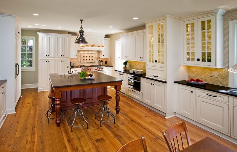Кухня в доме с деревянным полом
