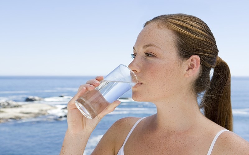 Девушка пьет кремниевую воду