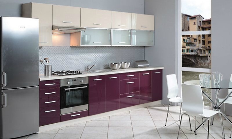 кухня с фиолетовыми фасадами нижних шкафов