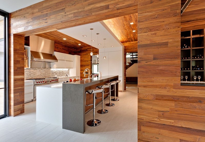 Деревянные стеновые панели на кухне