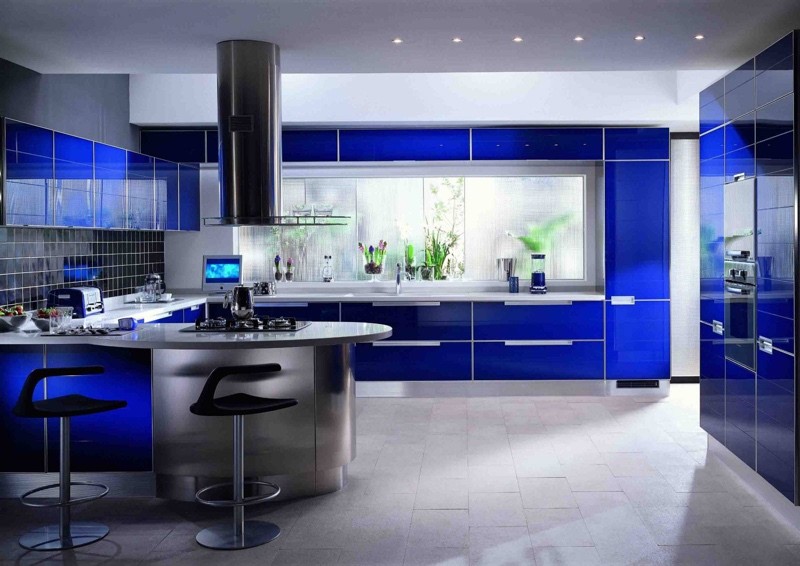 Синий гарнитур на кухне и черный цвет