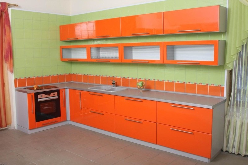 Зелено-оранжевая кухня