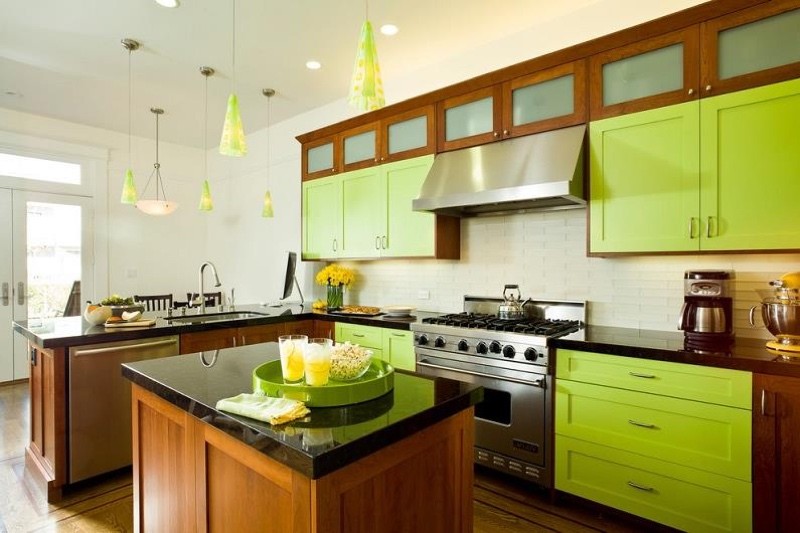  Зеленый цвет на кухне в сочетании с деревом