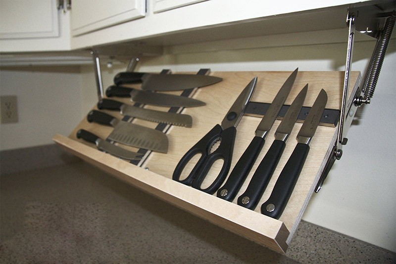 Хранение ножей в откидной панели