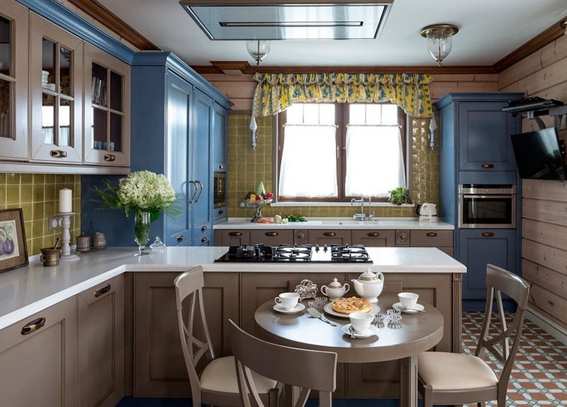 Голубой и бежевый цвет в кухонном пространстве