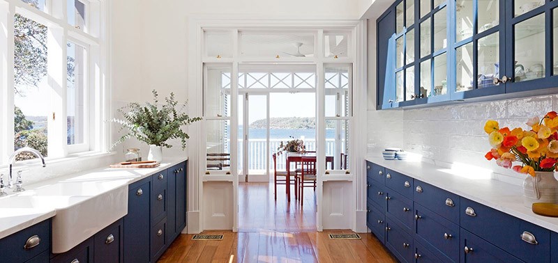 Кухня в сине-белом цветовом сочетании